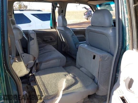 ✅ 1996 GMC Suburban • VIN: 1GKFK16R3TJ703465 • Lot: 41325441. Wystawiony na IAAI z przebiegiem 271 871 mil. Bezpłatny archiwum sprzedaży aukcyjnych z USA i szczegółowy raport historii pojazdu na DreamBid. Zdjęcie 8.