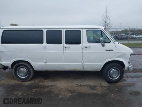 ✅ 1992 Dodge Passenger • VIN: 2B5WB35Y5NK172074 • Lot: 42010461. Wystawiony na IAAI z przebiegiem 101 961 mil. Bezpłatny archiwum sprzedaży aukcyjnych z USA i szczegółowy raport historii pojazdu na DreamBid. Zdjęcie 12.