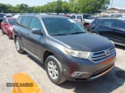 ✅ 2012 Toyota Highlander • VIN: 5TDBK3EH4CS111123 • Лот: 43024204. Опубликован ранее на IAAI с пробегом 280 170 миль. Бесплатный доступ к архиву аукционных продаж из США и подробный отчёт об истории автомобиля на DreamBid. Изображение 1.