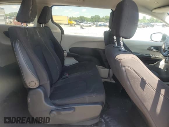 ✅ 2020 Chrysler Voyager L • VIN: 2C4RC1AG4LR210806 • Лот: 63200765. Опубликован ранее на Copart с пробегом 110 167 миль. Бесплатный доступ к архиву аукционных продаж из США и подробный отчёт об истории автомобиля на DreamBid. Изображение 11.