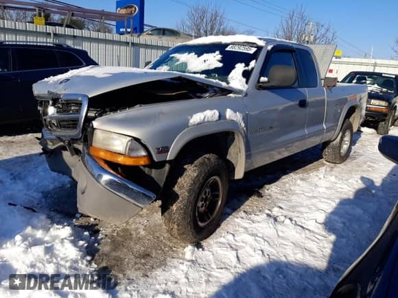 1999 Dodge Dakota SLT z VIN 1B7GG22X1XS282681, wystawiony jako Copart lot #88292595 z przebiegiem Nie podano mil oraz Szkoda całkowita • Salvage title. Historia ofert i sprzedaży dostępna na DreamBid. Obrazek 1.