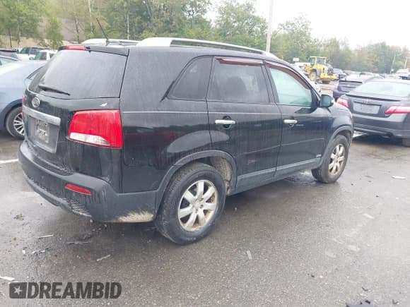 ✅ 2011 Kia Sorento LX • VIN: 5XYKTCA13BG142428 • Lot: 43247386. Listed on IAAI with 234,903 mi. Free auction sales archive from the USA and detailed vehicle history report at DreamBid. Image 4.