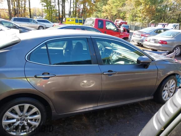 ✅ 2019 Toyota Camry SE • VIN: 4T1B11HK0KU257765 • Лот: 43572427. Опубликован ранее на IAAI с пробегом 100 540 миль. Бесплатный доступ к архиву аукционных продаж из США и подробный отчёт об истории автомобиля на DreamBid. Изображение 14.