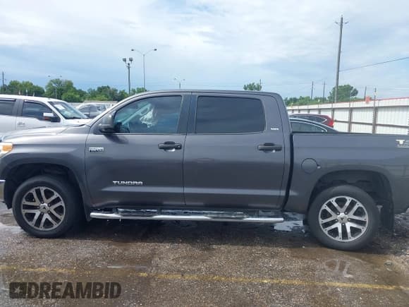 ✅ 2017 Toyota Tundra SR5 • VIN: 5TFEW5F15HX220755 • Лот: 42678941. Опубликован ранее на IAAI с пробегом 188 368 миль. Бесплатный доступ к архиву аукционных продаж из США и подробный отчёт об истории автомобиля на DreamBid. Изображение 14.