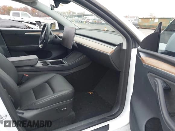 ✅ 2024 Tesla Model Y Long Range • VIN: 7SAYGDEEXRA278932 • Lot: 43653178. Wystawiony na IAAI z przebiegiem 48 598 mil. Bezpłatny archiwum sprzedaży aukcyjnych z USA i szczegółowy raport historii pojazdu na DreamBid. Zdjęcie 5.