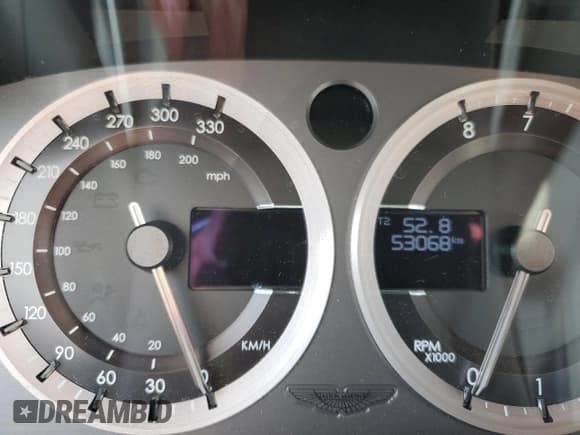 ✅ 2015 Aston Martin Vantage • VIN: SCFEKBAK2FGC19462 • Lot: 61093934. Wystawiony na Copart z przebiegiem 53 068 mil. Bezpłatny archiwum sprzedaży aukcyjnych z USA i szczegółowy raport historii pojazdu na DreamBid. Zdjęcie 9.