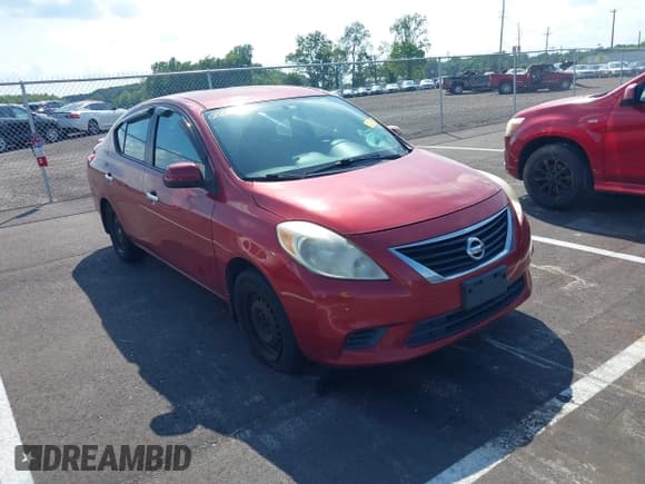 ✅ 2013 Nissan Versa S Plus • VIN: 3N1CN7AP2DL824175 • Lot: 42834344. Wystawiony na IAAI z przebiegiem 211 081 mil. Bezpłatny archiwum sprzedaży aukcyjnych z USA i szczegółowy raport historii pojazdu na DreamBid. Zdjęcie 1.
