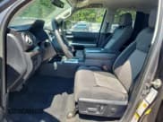 ✅ 2017 Toyota Tundra SR • VIN: 5TFRM5F19HX111254 • Lot: 63929145. Wystawiony na Copart z przebiegiem 30 677 mil. Bezpłatny archiwum sprzedaży aukcyjnych z USA i szczegółowy raport historii pojazdu na DreamBid. Zdjęcie 7.