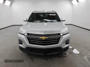 ✅ 2022 Chevrolet Traverse LT Cloth • VIN: 1GNEVMKW7NJ170185 • Lot: 81675575. Wystawiony na Copart z przebiegiem 376 364 mil. Bezpłatny archiwum sprzedaży aukcyjnych z USA i szczegółowy raport historii pojazdu na DreamBid. Zdjęcie 5.