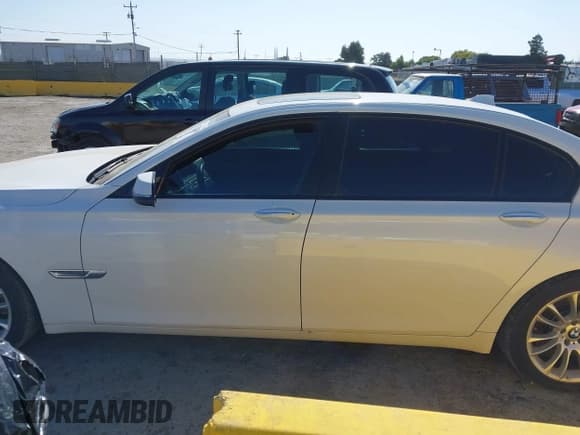 ✅ 2014 BMW 7 Series ALPINA B7 • VIN: WBAYE8C51ED135267 • Lot: 42592569. Wystawiony na IAAI z przebiegiem 138 110 mil. Bezpłatny archiwum sprzedaży aukcyjnych z USA i szczegółowy raport historii pojazdu na DreamBid. Zdjęcie 14.