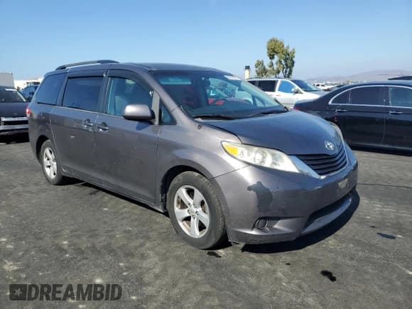 ✅ 2011 Toyota Sienna LE • VIN: 5TDKK3DC3BS089362 • Lot: 82618395. Wystawiony na Copart z przebiegiem 136 094 mil. Bezpłatny archiwum sprzedaży aukcyjnych z USA i szczegółowy raport historii pojazdu na DreamBid. Zdjęcie 4.