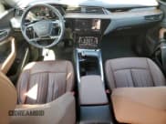 ✅ 2019 Audi e-tron Premium Plus • VIN: WA1LABGE6KB014901 • Лот: 50910225. Опубликован ранее на Copart с пробегом 46 322 миль. Бесплатный доступ к архиву аукционных продаж из США и подробный отчёт об истории автомобиля на DreamBid. Изображение 8.