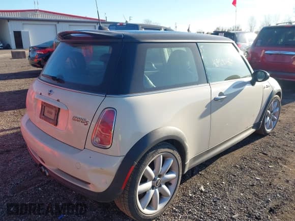 ✅ 2005 MINI Hardtop S • VIN: WMWRE33455TD92150 • Lot: 43700483. Listed on IAAI with 153,404 mi. Free auction sales archive from the USA and detailed vehicle history report at DreamBid. Image 4.