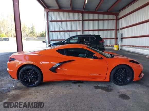 ✅ 2025 Chevrolet Corvette 2LT • VIN: 1G1YB2D42S5105630 • Lot: 43620580. Listed on IAAI with 2,233 mi. Free auction sales archive from the USA and detailed vehicle history report at DreamBid. Image 14.