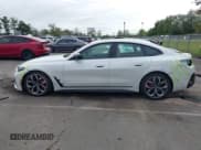 ✅ 2024 BMW i4 M50 • VIN: WBY33AW02RFS40631 • Lot: 43255685. Wystawiony na IAAI z przebiegiem 9 715 mil. Bezpłatny archiwum sprzedaży aukcyjnych z USA i szczegółowy raport historii pojazdu na DreamBid. Zdjęcie 14.