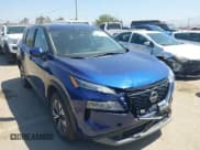 ✅ 2023 Nissan Rogue SV • VIN: 5N1BT3BB6PC945412 • Lot: 42872013. Wystawiony na IAAI z przebiegiem 44 999 mil. Bezpłatny archiwum sprzedaży aukcyjnych z USA i szczegółowy raport historii pojazdu na DreamBid. Zdjęcie 1.