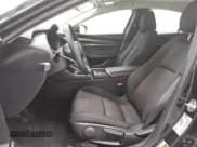 ✅ 2024 Mazda 3 S • VIN: 3MZBPAAM8RM430183 • Lot: 68554655. Wystawiony na Copart z przebiegiem 22 646 mil. Bezpłatny archiwum sprzedaży aukcyjnych z USA i szczegółowy raport historii pojazdu na DreamBid. Zdjęcie 7.