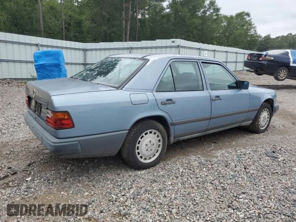 ✅ 1987 Mercedes-Benz 260 • VIN: WDBEA26D3HA496232 • Lot: 67275325. Wystawiony na Copart z przebiegiem 140 139 mil. Bezpłatny archiwum sprzedaży aukcyjnych z USA i szczegółowy raport historii pojazdu na DreamBid. Zdjęcie 3.