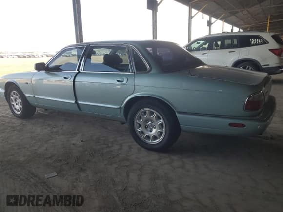 ✅ 2001 Jaguar XJ • VIN: SAJDA14C11LF31043 • Lot: 71146775. Wystawiony na Copart z przebiegiem 64 813 mil. Bezpłatny archiwum sprzedaży aukcyjnych z USA i szczegółowy raport historii pojazdu na DreamBid. Zdjęcie 2.