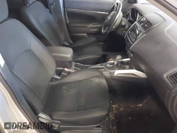 2014 Mitsubishi Outlander ES z VIN 4A4AR3AUXEE009160, wystawiony jako IAAI lot #43436869 z przebiegiem 63 766 mil mil oraz . Historia ofert i sprzedaży dostępna na DreamBid. Obrazek 5.