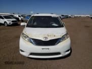 ✅ 2011 Toyota Sienna LE AAS • VIN: 5TDKK3DC9BS134854 • Лот: 90408435. Опубликован ранее на Copart с пробегом 127 829 миль. Бесплатный доступ к архиву аукционных продаж из США и подробный отчёт об истории автомобиля на DreamBid. Изображение 5.