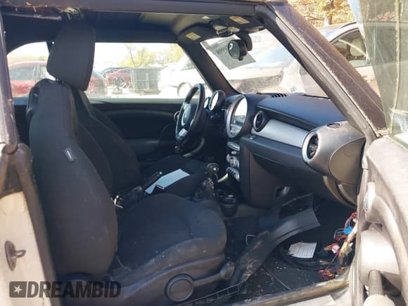 ✅ 2010 MINI Convertible • VIN: WMWMR3C59ATU97806 • Lot: 43558998. Wystawiony na IAAI z przebiegiem Nie podano. Bezpłatny archiwum sprzedaży aukcyjnych z USA i szczegółowy raport historii pojazdu na DreamBid. Zdjęcie 5.