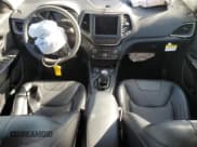 ✅ 2023 Jeep Cherokee Altitude Lux • VIN: 1C4PJMMB0PD102724 • Lot: 89711975. Wystawiony na Copart z przebiegiem Nie podano. Bezpłatny archiwum sprzedaży aukcyjnych z USA i szczegółowy raport historii pojazdu na DreamBid. Zdjęcie 8.