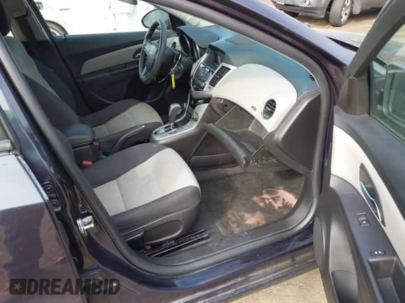 2015 Chevrolet Cruze LS z VIN 1G1PA5SH7F7259010, wystawiony jako IAAI lot #43609681 z przebiegiem 93 417 mil mil oraz . Historia ofert i sprzedaży dostępna na DreamBid. Obrazek 5.