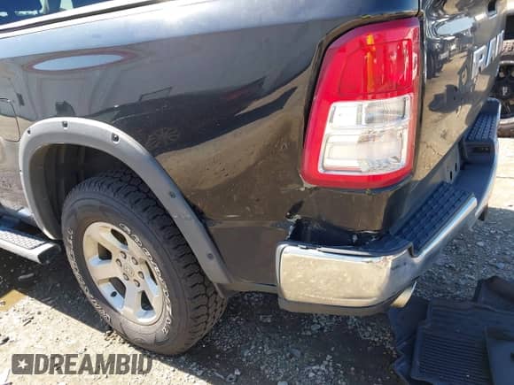 2019 Ram 1500 Tradesman z VIN 1C6SRFCT6KN601725, wystawiony jako IAAI lot #42523092 z przebiegiem 157 264 mil mil oraz . Historia ofert i sprzedaży dostępna na DreamBid. Obrazek 20.