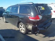 ✅ 2014 Toyota Sienna LE AAS • VIN: 5TDKK3DC9ES494758 • Лот: 43595777. Опубликован ранее на IAAI с пробегом 159 643 миль. Бесплатный доступ к архиву аукционных продаж из США и подробный отчёт об истории автомобиля на DreamBid. Изображение 3.