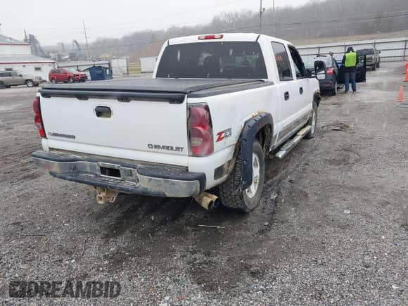 2004 Chevrolet Silverado 1500 Z71 with VIN 2GCEK13T741427729, listed as a IAAI auction lot 41238310 with 151,978 mi miles and . Bid and sale history available at DreamBid. Image 4.