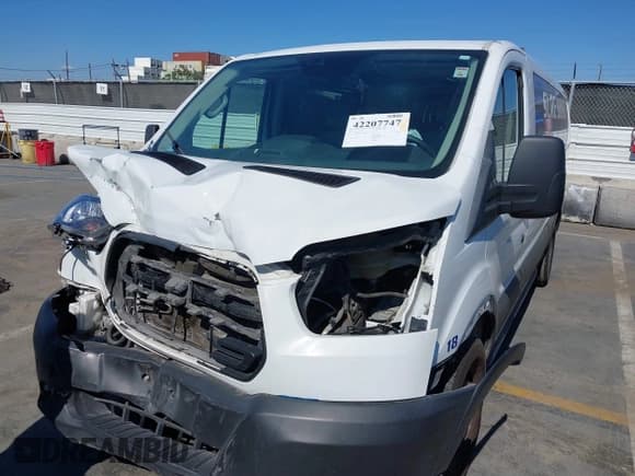 ✅ 2019 Ford Transit • VIN: 1FTYR2YM2KKA85216 • Lot: 42207747. Wystawiony na IAAI z przebiegiem 106 304 mil. Bezpłatny archiwum sprzedaży aukcyjnych z USA i szczegółowy raport historii pojazdu na DreamBid. Zdjęcie 6.