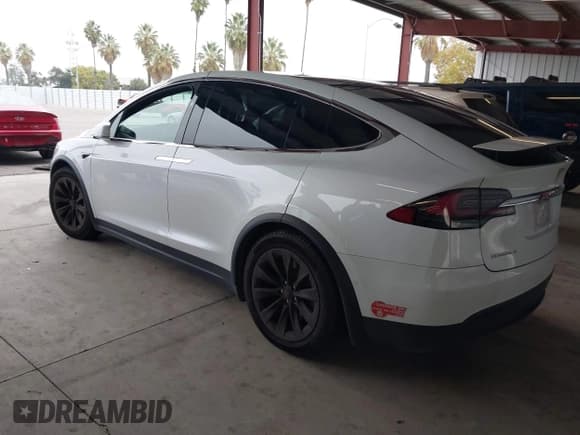 ✅ 2017 Tesla Model X 90D • VIN: 5YJXCBE20HF055203 • Lot: 43812401. Wystawiony na IAAI z przebiegiem 77 169 mil. Bezpłatny archiwum sprzedaży aukcyjnych z USA i szczegółowy raport historii pojazdu na DreamBid. Zdjęcie 3.