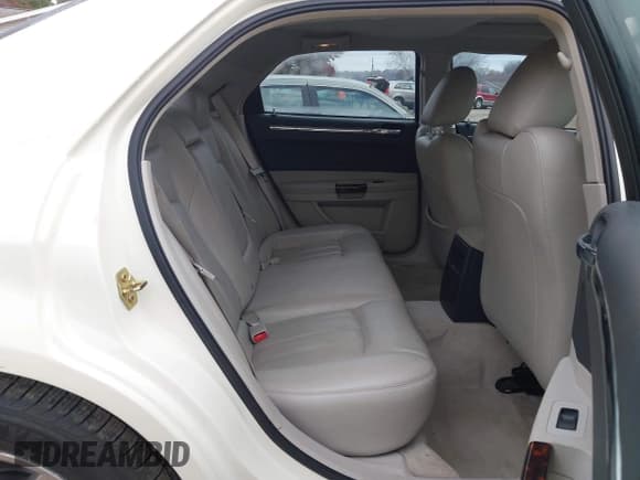 ✅ 2005 Chrysler 300 C • VIN: 2C3JA63H75H667693 • Lot: 43702129. Wystawiony na IAAI z przebiegiem 102 803 mil. Bezpłatny archiwum sprzedaży aukcyjnych z USA i szczegółowy raport historii pojazdu na DreamBid. Zdjęcie 8.