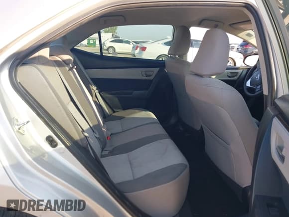 ✅ 2018 Toyota Corolla LE • VIN: 5YFBURHEXJP776192 • Lot: 43252708. Wystawiony na IAAI z przebiegiem 69 655 mil. Bezpłatny archiwum sprzedaży aukcyjnych z USA i szczegółowy raport historii pojazdu na DreamBid. Zdjęcie 8.