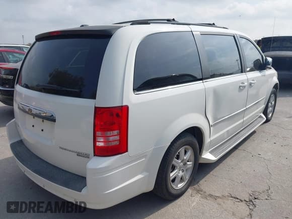 ✅ 2010 Chrysler Town & Country Touring • VIN: 2A4RR5D14AR133746 • Лот: 43756703. Опубликован ранее на IAAI с пробегом 221 819 миль. Бесплатный доступ к архиву аукционных продаж из США и подробный отчёт об истории автомобиля на DreamBid. Изображение 4.