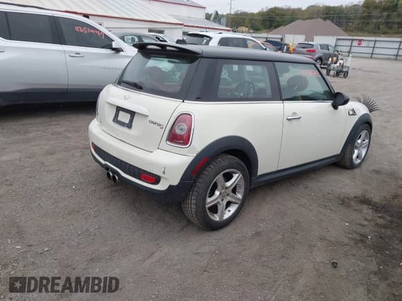 ✅ 2010 MINI Hardtop S • VIN: WMWMF7C52ATZ73393 • Lot: 43536782. Wystawiony na IAAI z przebiegiem 90 612 mil. Bezpłatny archiwum sprzedaży aukcyjnych z USA i szczegółowy raport historii pojazdu na DreamBid. Zdjęcie 4.