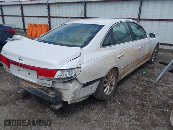 ✅ 2009 Hyundai Azera Limited • VIN: KMHFC46F79A358185 • Lot: 42502180. Listed on IAAI with 176,983 mi. Free auction sales archive from the USA and detailed vehicle history report at DreamBid. Image 4.