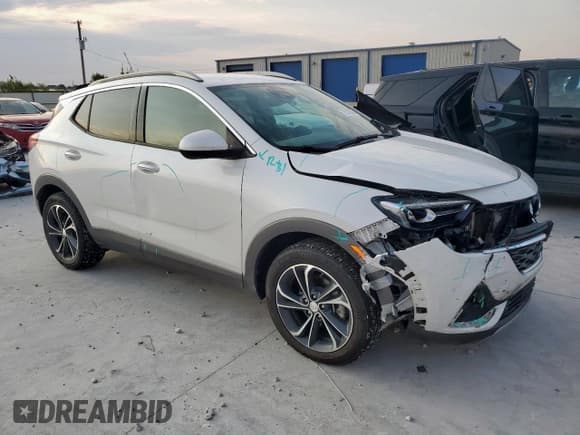 ✅ 2020 Buick Encore GX Essence • VIN: KL4MMFS25LB125831 • Lot: 70216825. Wystawiony na Copart z przebiegiem 55 231 mil. Bezpłatny archiwum sprzedaży aukcyjnych z USA i szczegółowy raport historii pojazdu na DreamBid. Zdjęcie 4.