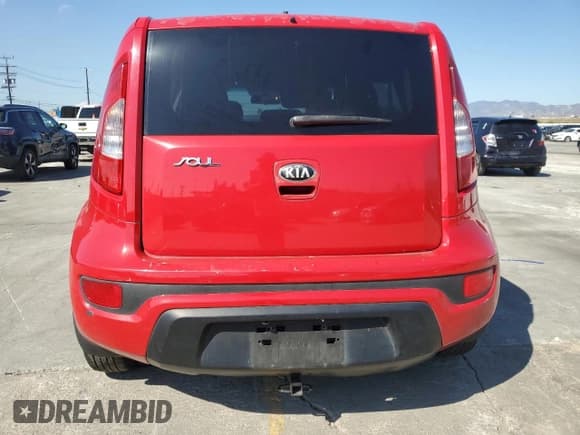 ✅ 2013 Kia Soul • VIN: KNDJT2A57D7579373 • Lot: 82697335. Wystawiony na Copart z przebiegiem 277 126 mil. Bezpłatny archiwum sprzedaży aukcyjnych z USA i szczegółowy raport historii pojazdu na DreamBid. Zdjęcie 6.