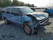 1997 Chevrolet Blazer LS z VIN 1GNDT13W7V2156165, wystawiony jako Copart lot #66759394 z przebiegiem 170 046 mil mil oraz Szkoda całkowita • Salvage title. Historia ofert i sprzedaży dostępna na DreamBid. Obrazek 4.