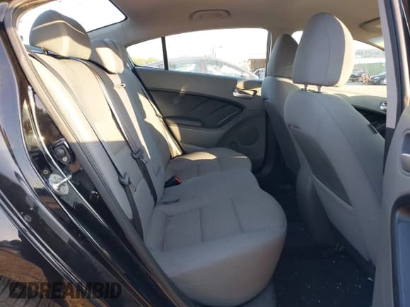 ✅ 2017 Kia Forte LX • VIN: 3KPFL4A72HE055864 • Lot: 43004784. Wystawiony na IAAI z przebiegiem Nie podano. Bezpłatny archiwum sprzedaży aukcyjnych z USA i szczegółowy raport historii pojazdu na DreamBid. Zdjęcie 8.