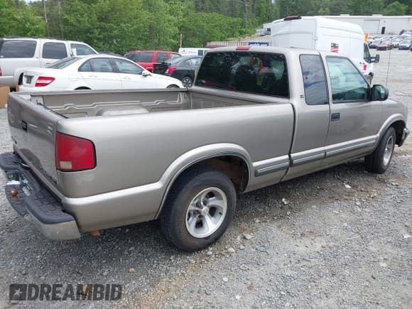 ✅ 2000 Chevrolet S-10 LS • VIN: 1GCCS1951Y8297501 • Лот: 42197455. Опубликован ранее на IAAI с пробегом 294 781 миль. Бесплатный доступ к архиву аукционных продаж из США и подробный отчёт об истории автомобиля на DreamBid. Изображение 4.