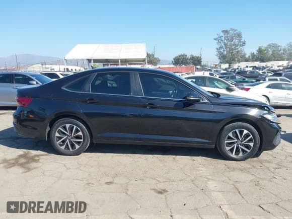 ✅ 2023 Volkswagen Jetta S • VIN: 3VW4M7BU3PM011321 • Lot: 43516131. Wystawiony na IAAI z przebiegiem 57 484 mil. Bezpłatny archiwum sprzedaży aukcyjnych z USA i szczegółowy raport historii pojazdu na DreamBid. Zdjęcie 13.