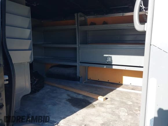 ✅ 2018 Nissan NV Cargo SV • VIN: 1N6BF0KY6JN810843 • Lot: 41498664. Wystawiony na IAAI z przebiegiem 121 072 mil. Bezpłatny archiwum sprzedaży aukcyjnych z USA i szczegółowy raport historii pojazdu na DreamBid. Zdjęcie 8.