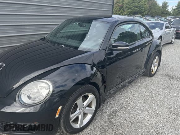 ✅ 2015 Volkswagen Beetle 1.8T • VIN: 3VWJ17ATXFM638584 • Лот: 43923514. Опубликован ранее на IAAI с пробегом 148 081 миль. Бесплатный доступ к архиву аукционных продаж из США и подробный отчёт об истории автомобиля на DreamBid. Изображение 2.
