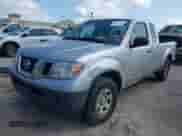 2015 Nissan Frontier S z VIN 1N6BD0CT6FN753673, wystawiony jako IAAI lot #42535410 z przebiegiem 139 261 mil mil oraz . Historia ofert i sprzedaży dostępna na DreamBid. Obrazek 2.