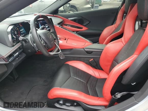 ✅ 2024 Chevrolet Corvette 2LT • VIN: 1G1YB2D48R5100264 • Lot: 92782875. Wystawiony na Copart z przebiegiem 811 mil. Bezpłatny archiwum sprzedaży aukcyjnych z USA i szczegółowy raport historii pojazdu na DreamBid. Zdjęcie 7.