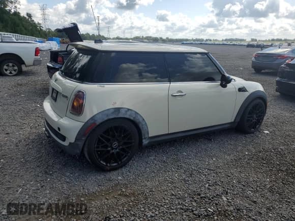 ✅ 2010 MINI Hardtop S • VIN: WMWMF7C5XATW89025 • Lot: 56106705. Listed on Copart with 141,216 mi. Free auction sales archive from the USA and detailed vehicle history report at DreamBid. Image 3.