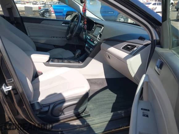 2018 Hyundai Sonata SEL с VIN 5NPE34AF0JH608063, выставлен на аукционе IAAI как лот 43340480 с пробегом 91 170 миль миль и . История ставок и продаж доступна на DreamBid. Изображение 5.